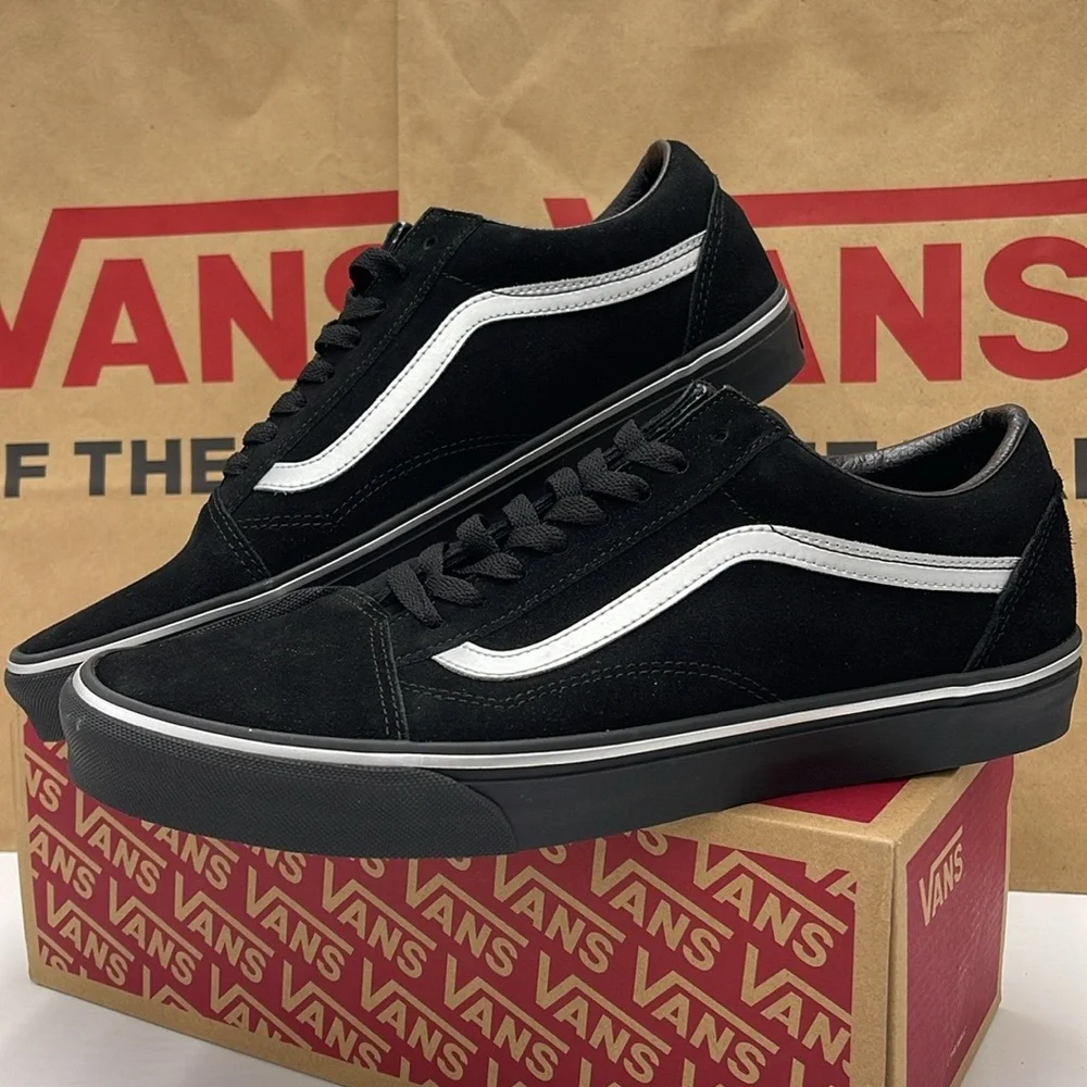 Vans Men’s Black and White Sneakers Old Skool
Metallic Black
VN000CTERMA - Picture 9 of 16